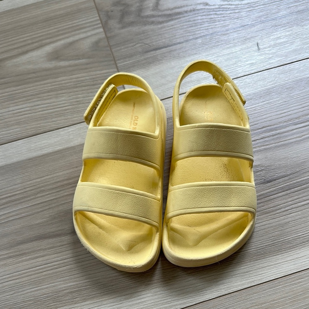 Old Navy Yellow Sandals Modern Comfort Design